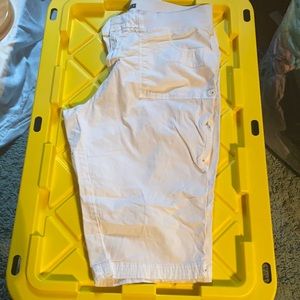 Super comfy EUC white Capri in Sz 18